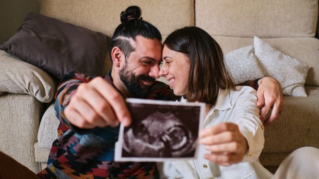 Cómo funciona la cirugía experimental que cambia de lugar el útero para mantener la fertilidad de una paciente con cáncer