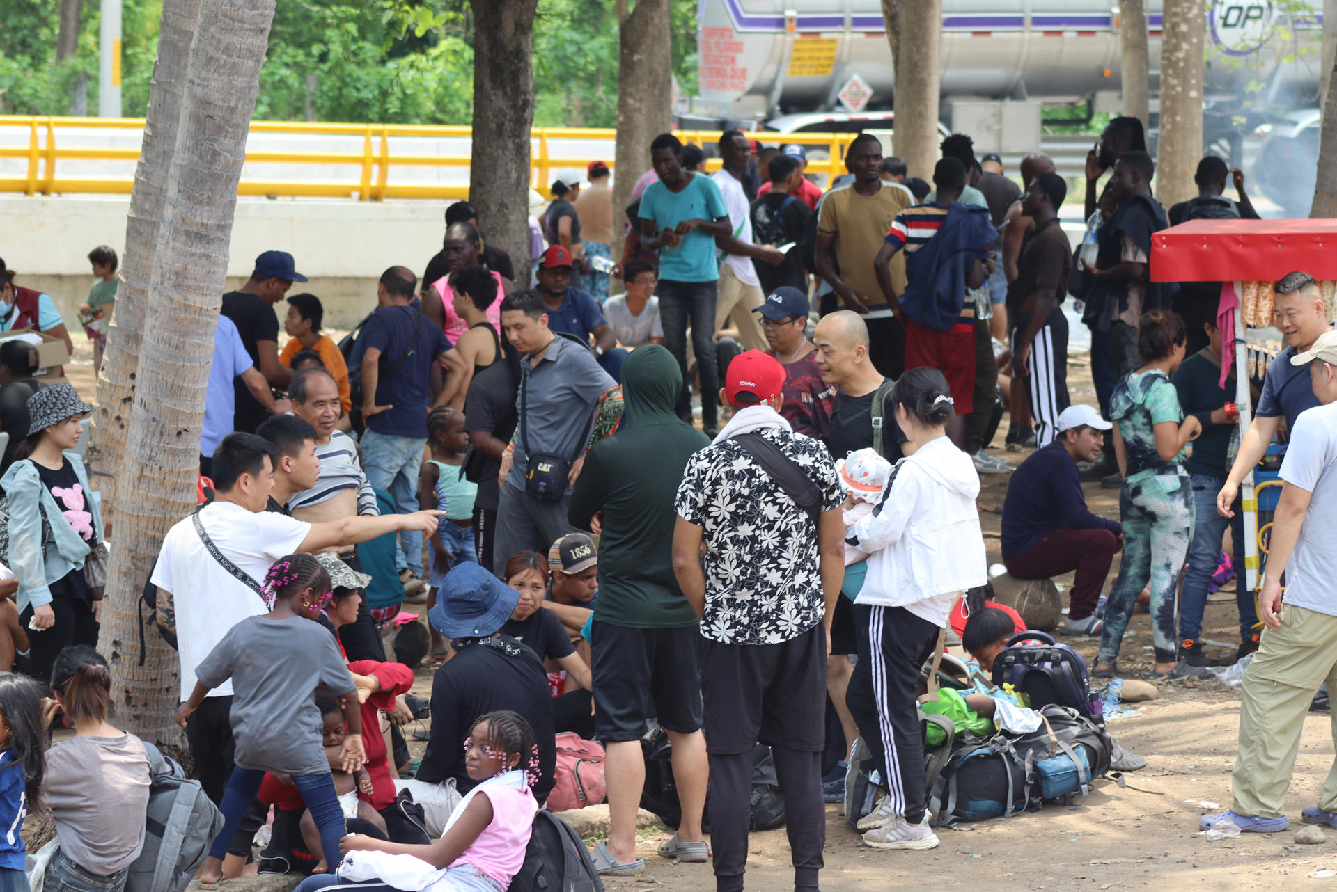 Cientos de migrantes varados en la frontera sur de México protestaron por el Día del Refugiado