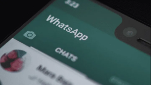 Cómo saber si WhatsApp te “espía” con la cámara frontal de tu celular y cómo hacer para impedirlo