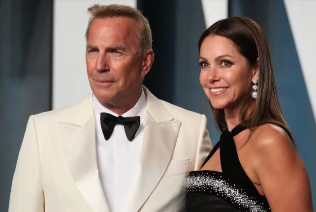 Exesposa de Kevin Costner le exige un DINERAL al mes para mantener a sus hijos