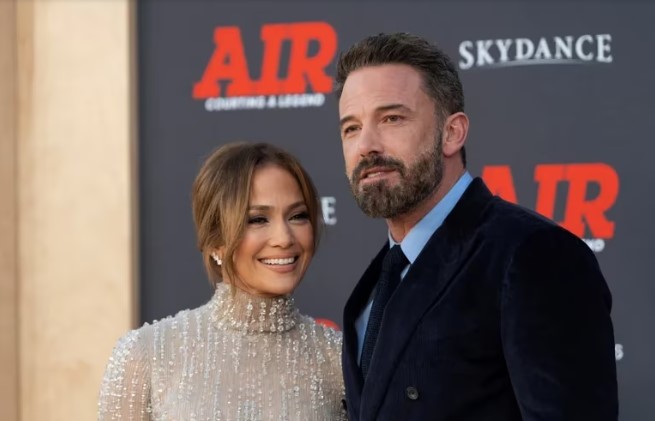 Las bromas de Ben Affleck a los atuendos de Jennifer López: ¿Dónde está el resto de la blusa?