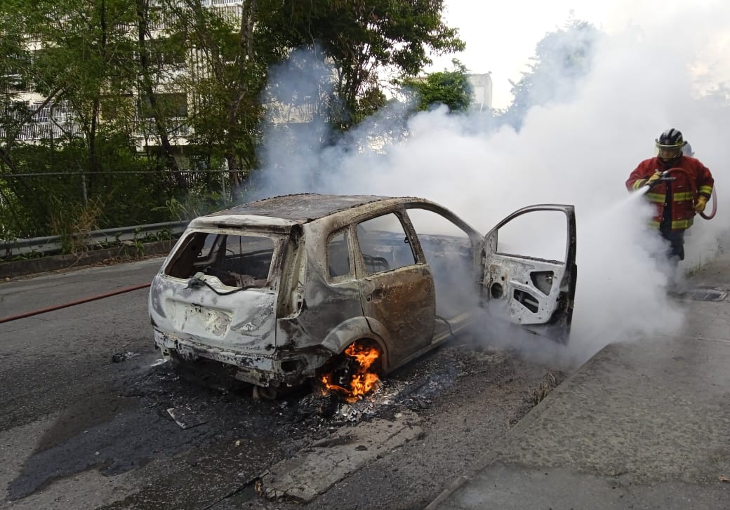 Carro se calcinó por completo muy cerca de la morgue de Bello Monte este #29May (FOTOS)