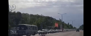 Así intentan huir los civiles rusos tras los últimos ataques en Belgorod (VIDEO)