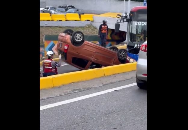 Insecto volador provocó un insólito accidente en el distribuidor Altamira (Video)