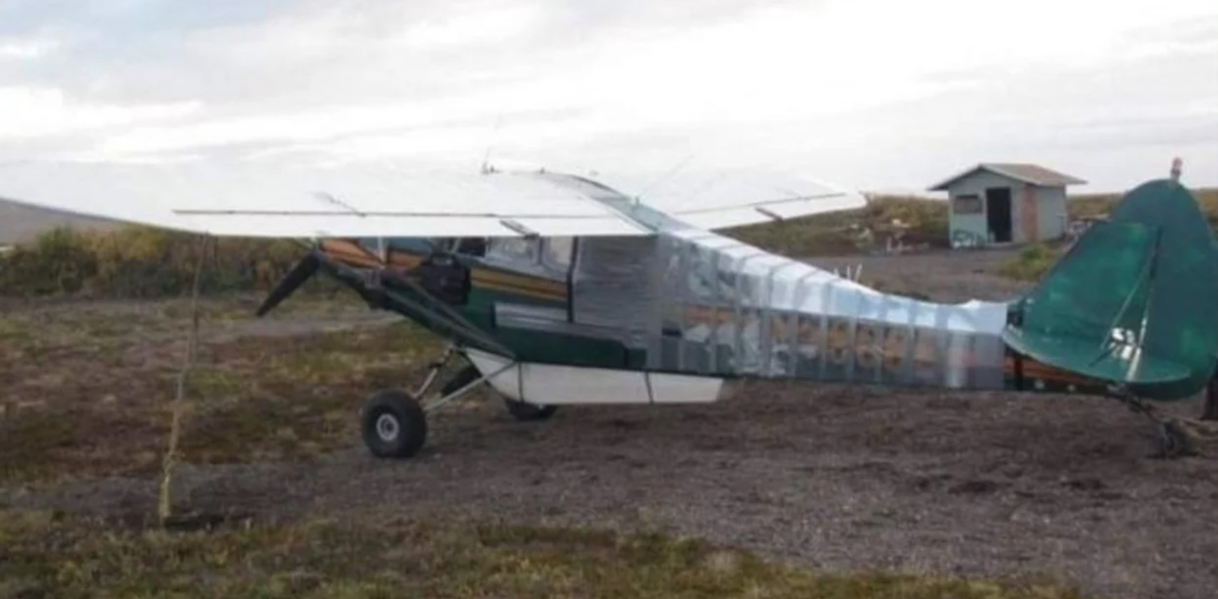 El avión que realizó cientos de vuelos remendado con cinta adhesiva