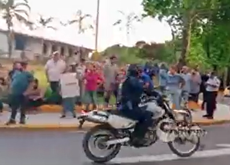 Sin electricidad por 40 horas: Manifestantes rodearon la casa de Rafael Lacava para exigir respuestas (VIDEO)