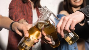 ¿Es cierto que beber alcohol “alivia el dolor”? La ciencia sorprende con su respuesta
