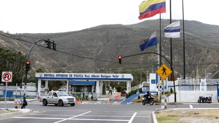 Escándalo en una escuela de policías en Ecuador: detuvieron a cadete por abusar sexualmente de ocho compañeros