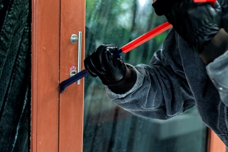 Vecinos sorprenden a un ladrón mientras descansaba en una casa en la que estaba robando