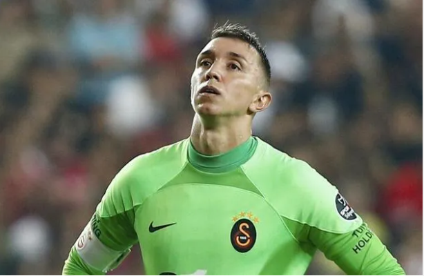 El uruguayo Fernando Muslera denunció a un banco turco por estafarle medio millón de dólares