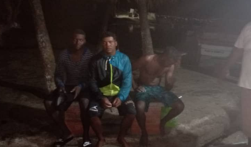 Rescataron con vida a tres pescadores que habían quedado a la deriva en La Guaira