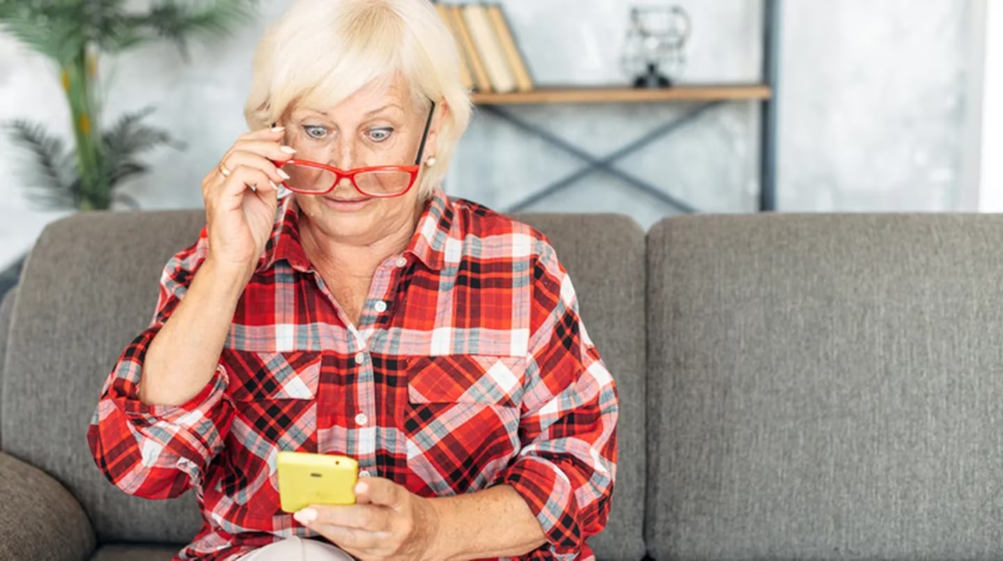 Le envió una foto íntima a su novio, pero su suegra la descubrió y la reacción se volvió VIRAL