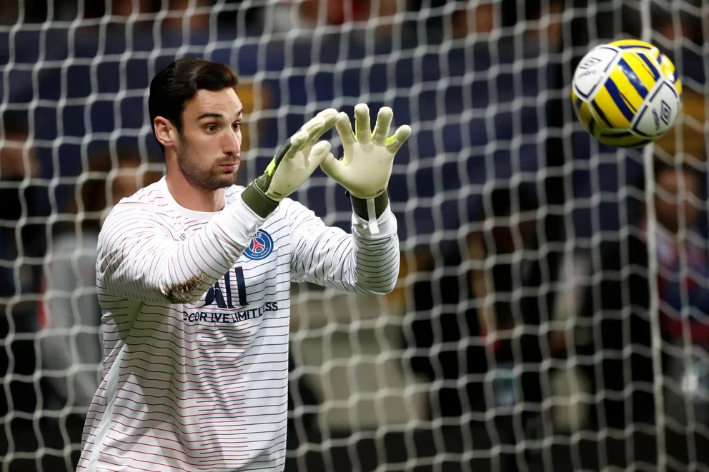 Nuevos detalles del estado de salud de Sergio Rico, portero del PSG, tras ser golpeado en la cabeza por un caballo