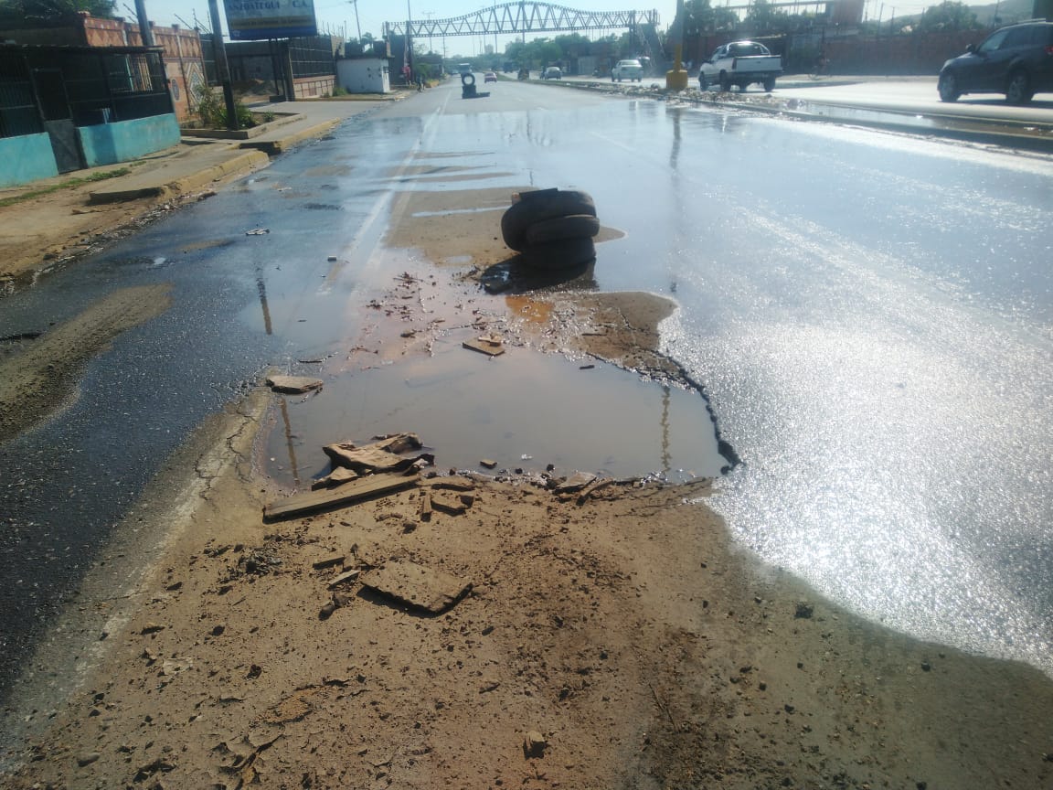 En plena Vía Alterna de Barcelona, bote de agua pone en riesgo a los conductores