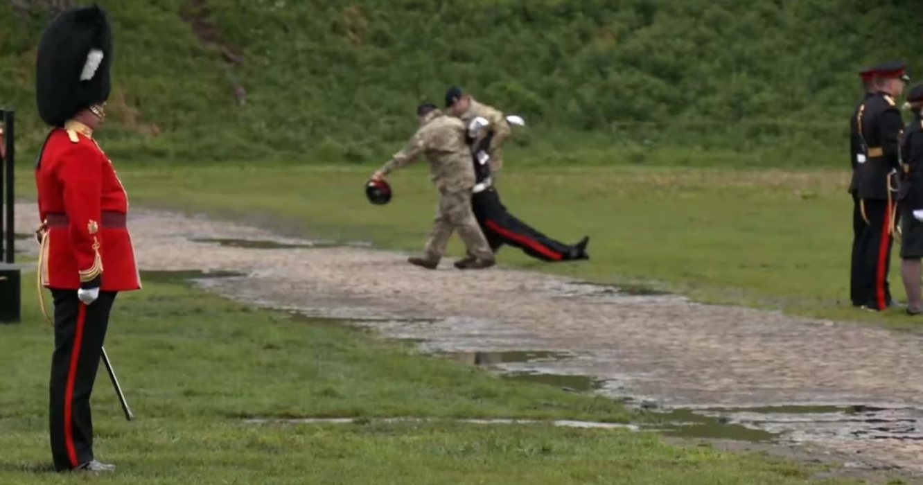 Hombre caído: soldado colapsa durante los actos de coronación de Carlos III (VIDEO)