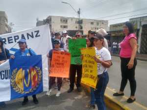 “Nos tienen marginados”: Adultos mayores de Anzoátegui protestaron por pensiones dignas