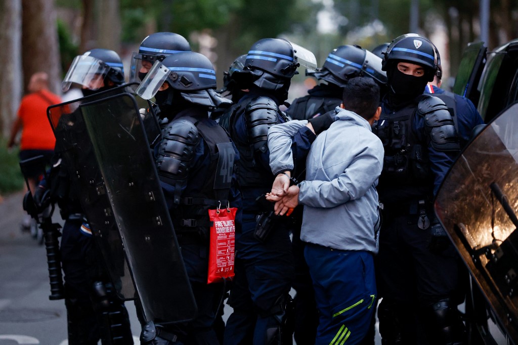 Policía que mató a adolescente en Francia pidió perdón a la familia