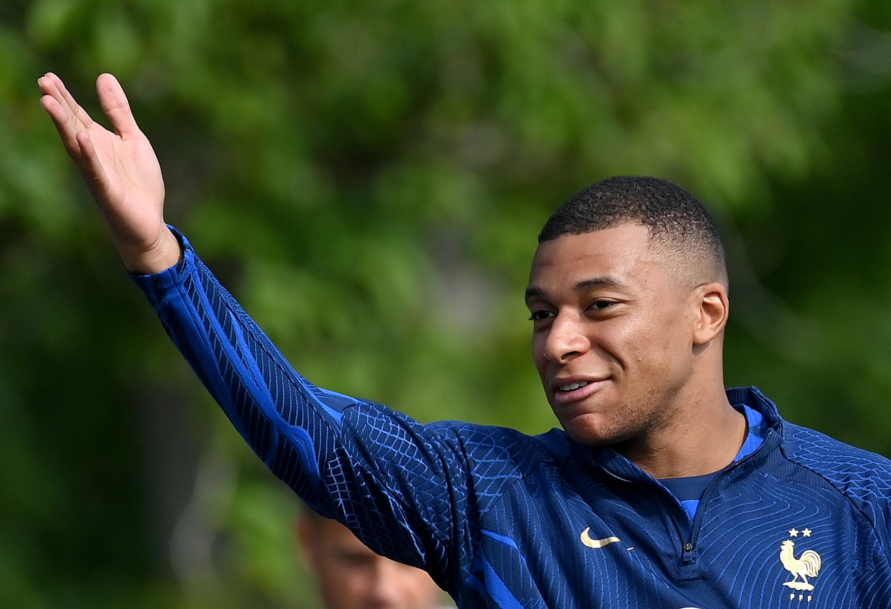 Jugadores del Real Madrid le dieron la bienvenida a Kylian Mbappé