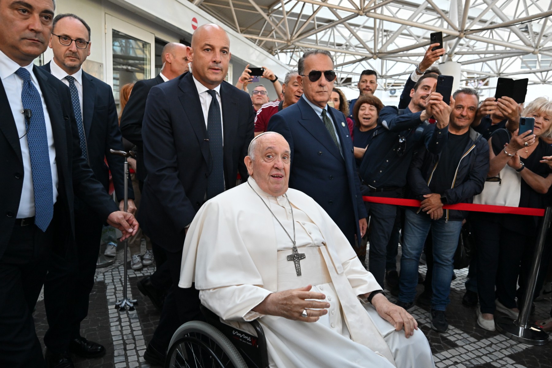 El papa Francisco fue dado de alta tras su operación por una hernia abdominal