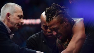 Greg Hardy sufre un brutal nocaut durante un evento de boxeo (VIDEO)