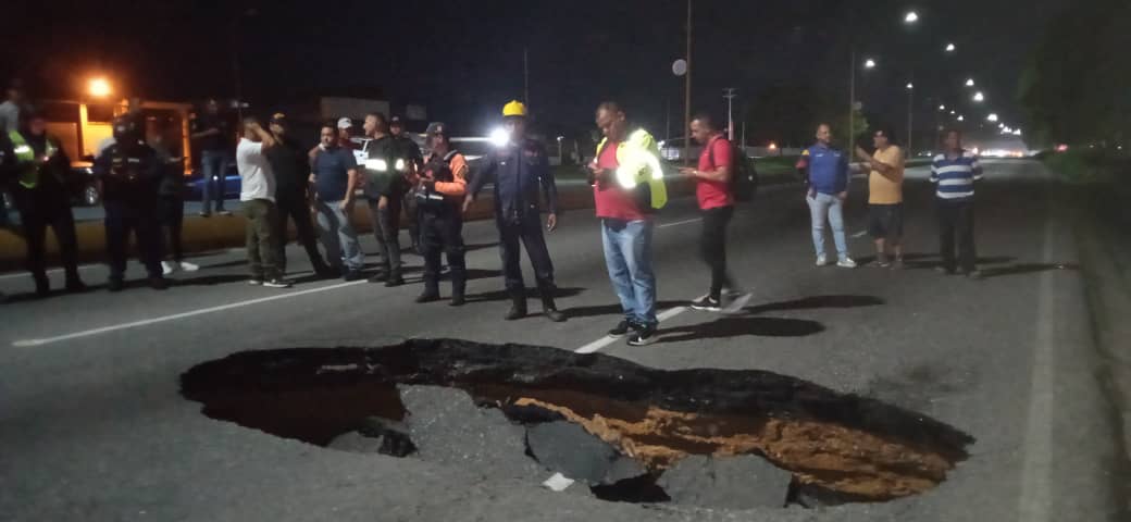 EN IMÁGENES: Colapsó parte de la autopista Troncal 05 a la altura del estado Carabobo