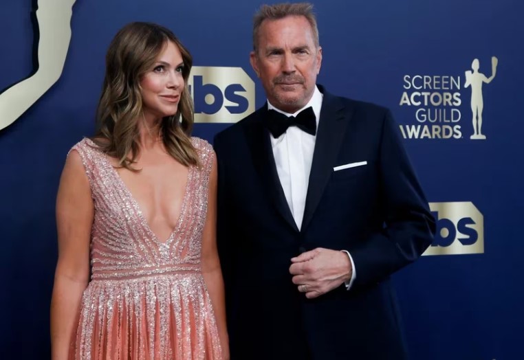 La ex esposa de Kevin Costner se atrincheró en la casa familiar, le interpuso una orden de alejamiento y crece la batalla judicial