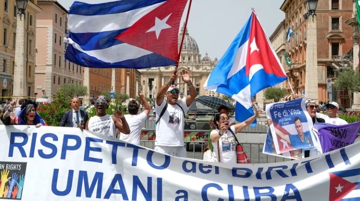 Un grupo de cubanos protestó en el Vaticano por la visita del dictador Miguel Díaz-Canel al papa Francisco