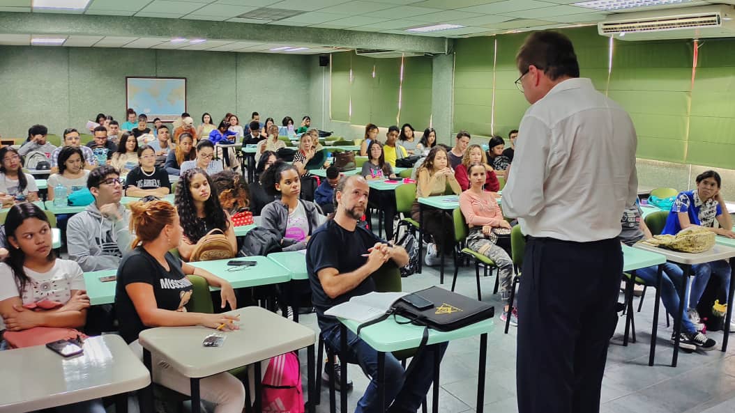 César Pérez Vivas presentó a jóvenes de la UCV su plan de futuro “Sueño Posible”