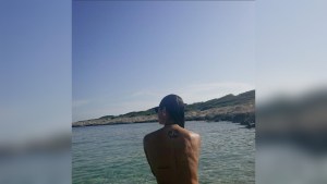 ¡Qué sensual! Deyna Castellanos fue a una playa nudista y sorprendió con estas FOTOS al borde de la censura