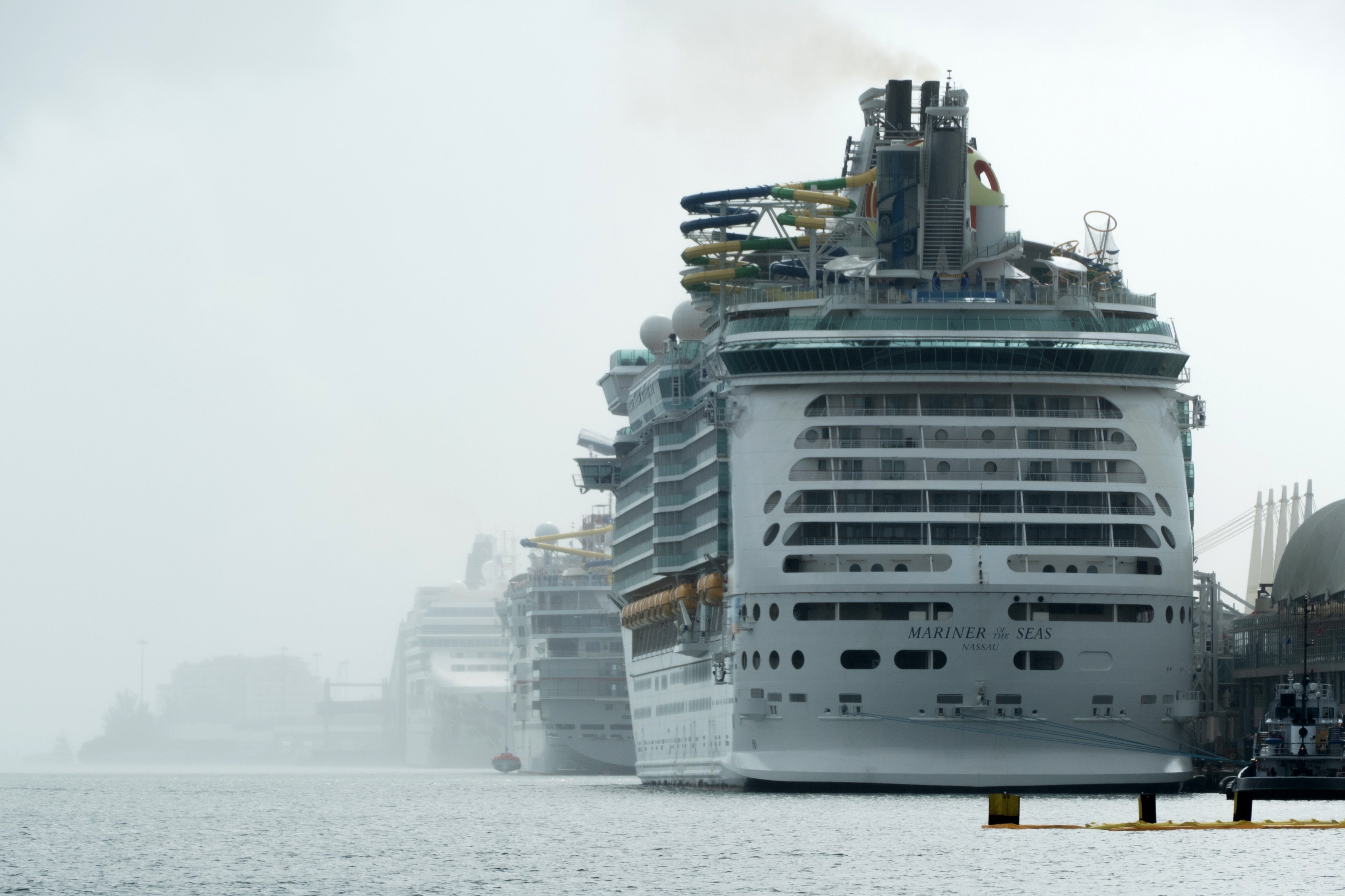 Captado en cámara: momentos aterradores en un crucero por mal tiempo