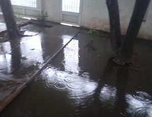 Ríos de aguas piches recorren varios sectores de Maracaibo tras fuertes lluvias