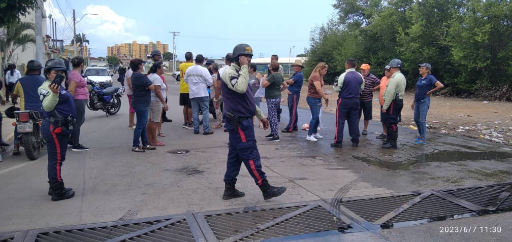 Vecinos de Oropeza Castillo en Puerto La Cruz exigen solución al colapso de las cloacas (VIDEOS)