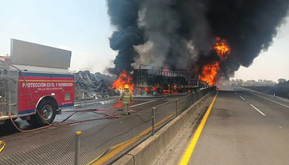 Imágenes impactantes: Más de diez vehículos protagonizaron fuerte accidente en autopista de México