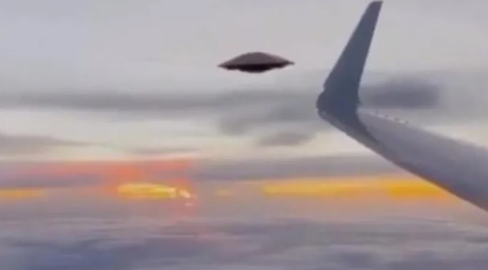 Filman un Ovni y una misteriosa nube negra que se teletransportó y explotó (VIDEO)