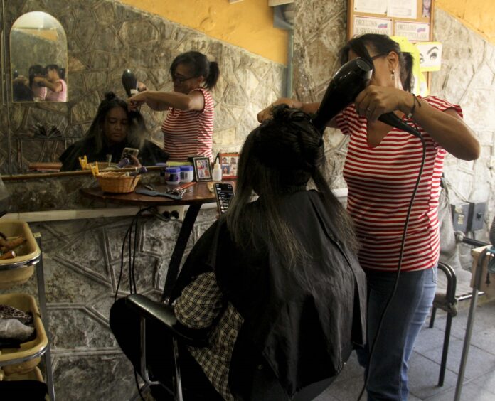 “Primero muerta que sencilla”: mujeres aprovechan las ofertas en las peluquerías