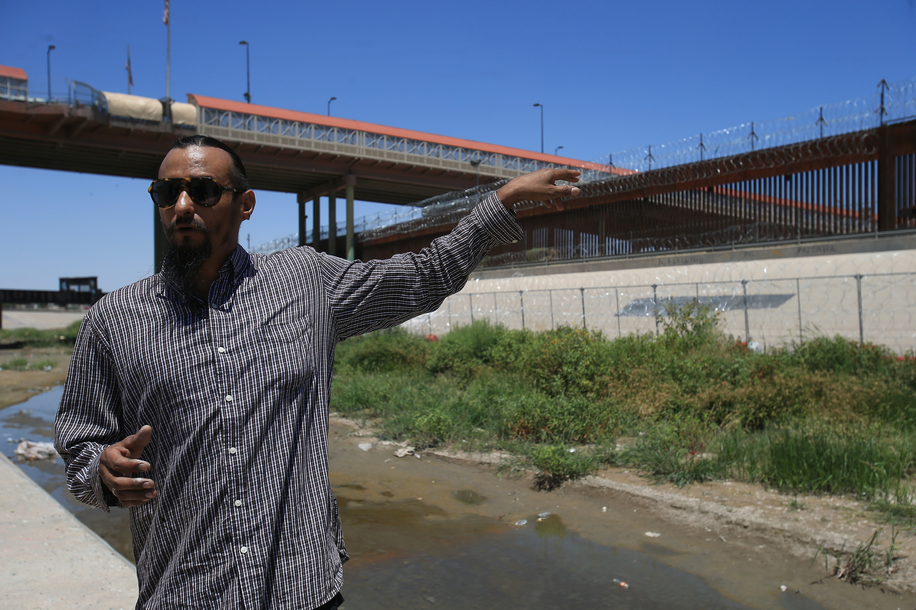 Escultura hecha con vallas del muro fronterizo honra a migrantes en el norte de México