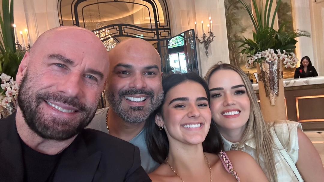 Así de caro es el hotel en París donde se hospeda Omar Enrique, quien se encontró a… ¡JOHN TRAVOLTA! (FOTO)