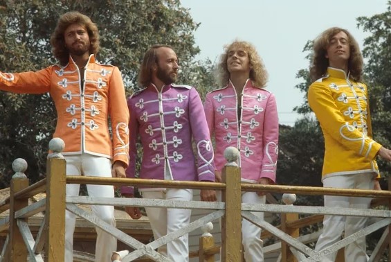 Los secretos de la película que unió a los Beatles y los Bee Gees en uno de los mayores desastres del cine