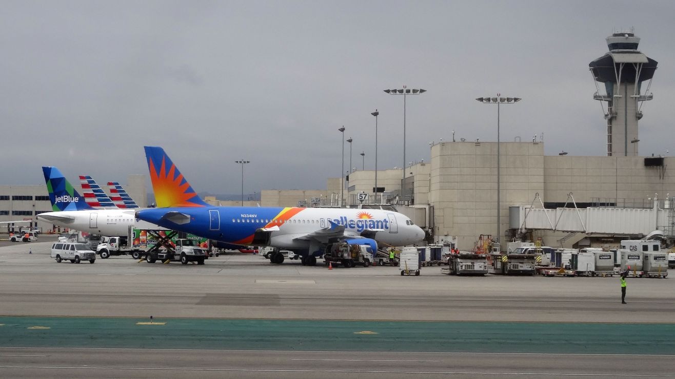 Pánico en las alturas: Pasajeros sufren fracturas por fuerte turbulencia durante vuelo con destino a Florida