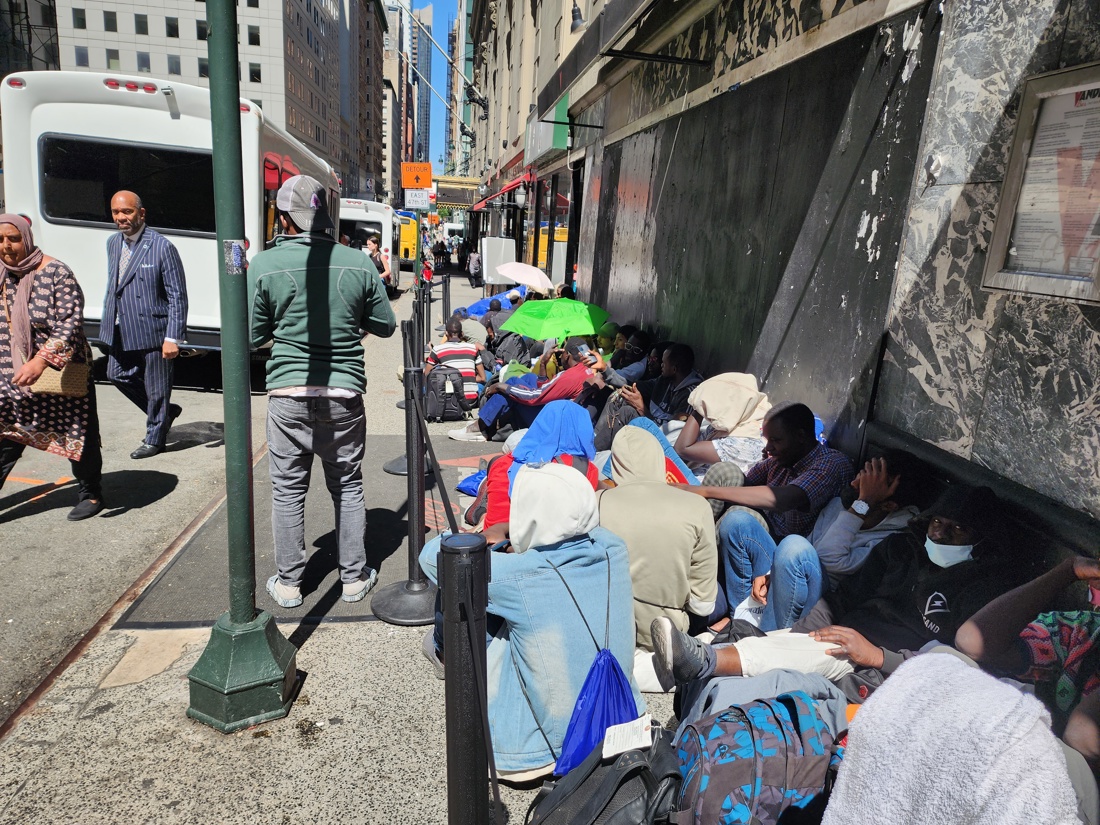 Venezolanos, entre los cientos de migrantes que hacen largas colas para buscar albergue y trabajo en Nueva York