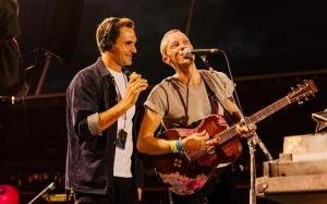 ¡Roger Federer sorprende a todos! El tenista suizo se infiltró en un concierto de Coldplay