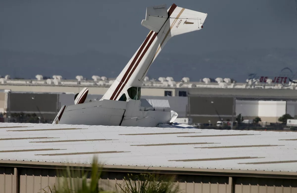 Insólito aterrizaje: Avión se incrustó en el techo de un aeropuerto en California (VIDEO)