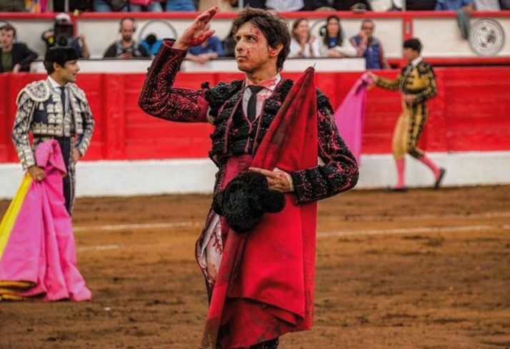 Imágenes sensibles: Torero casi muere por una cornada mortal en plena faena