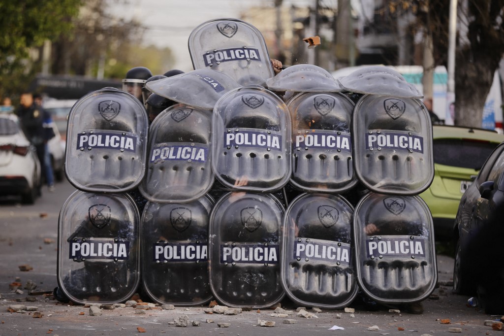 Manifestante murió a los pies de policías que lo arrestaron en el Obelisco de Buenos Aires (Video)