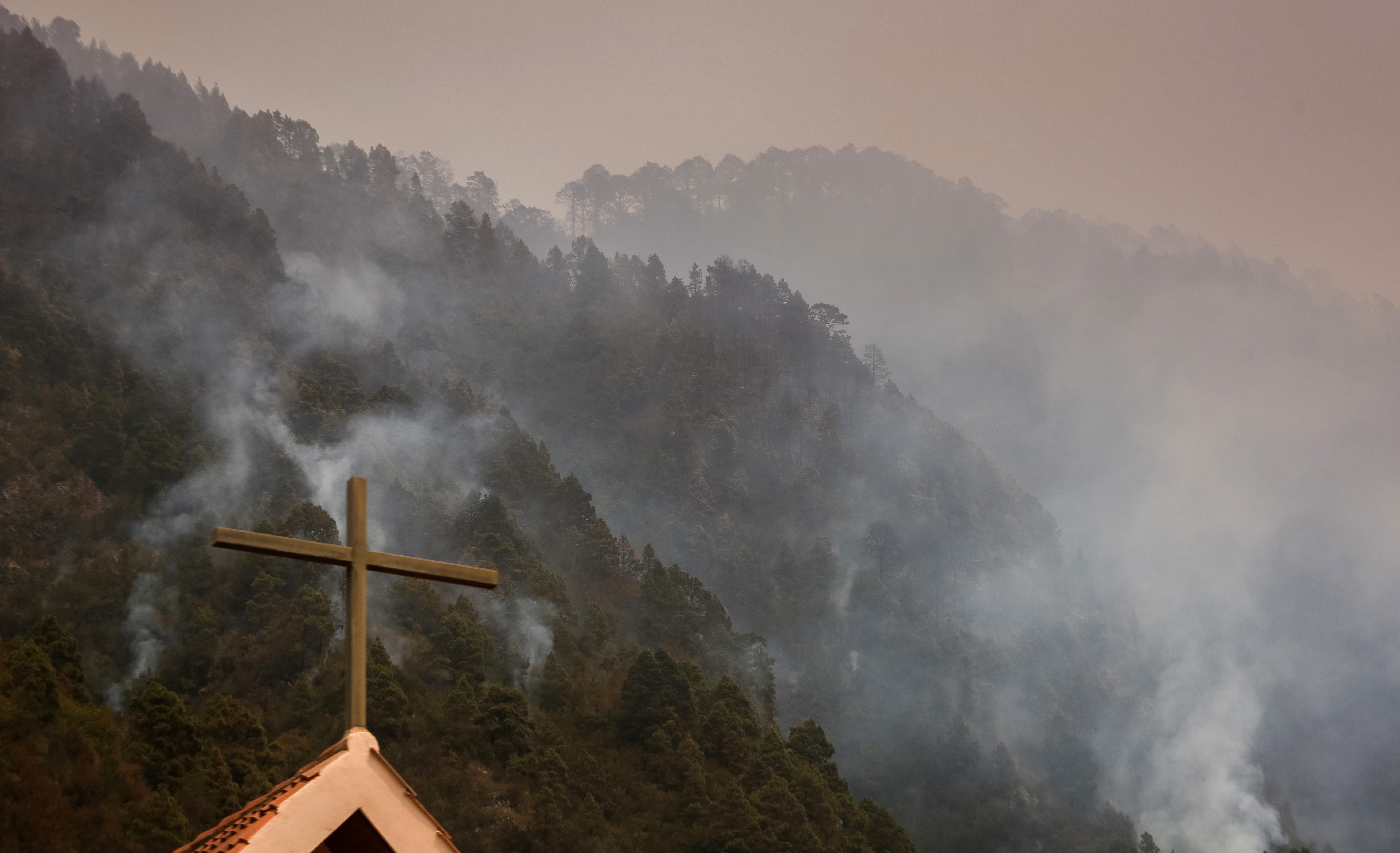 Más de 26 mil evacuados por incendios en la isla española de Tenerife