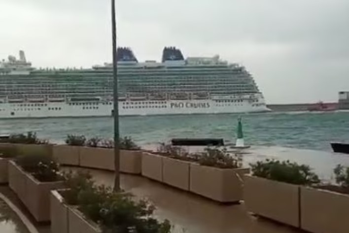 Un crucero choca contra un petrolero debido al fuerte viento en isla española de Mallorca