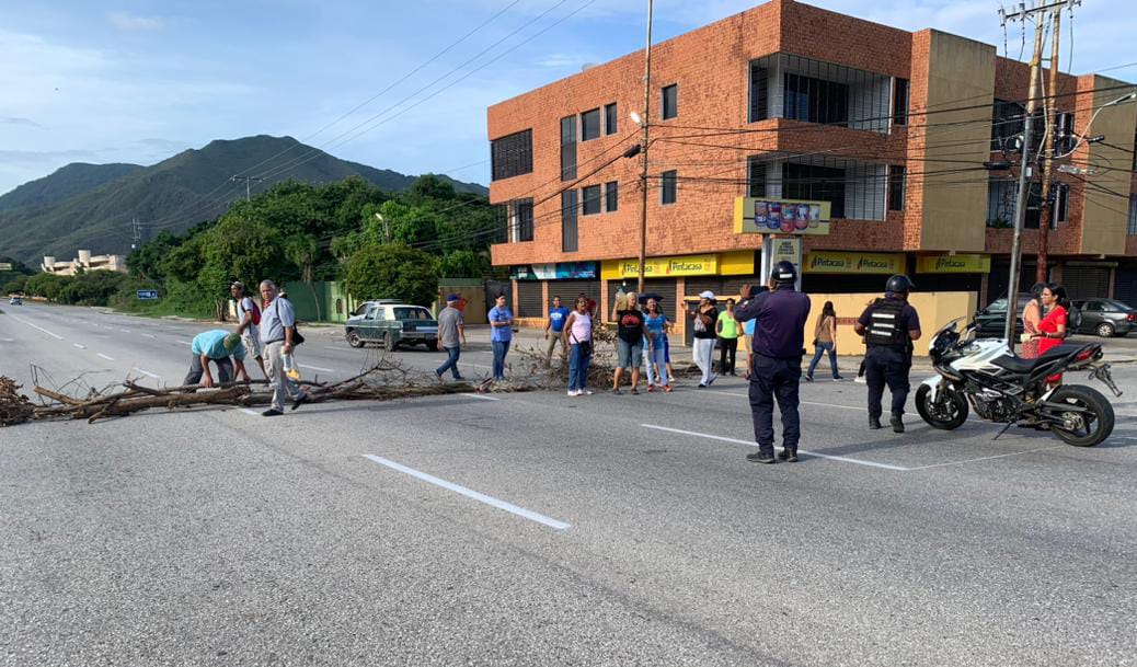 Margariteños se alebrestaron en las calles porque el agua llega “una vez a la Cuaresma” y para colmo hedionda