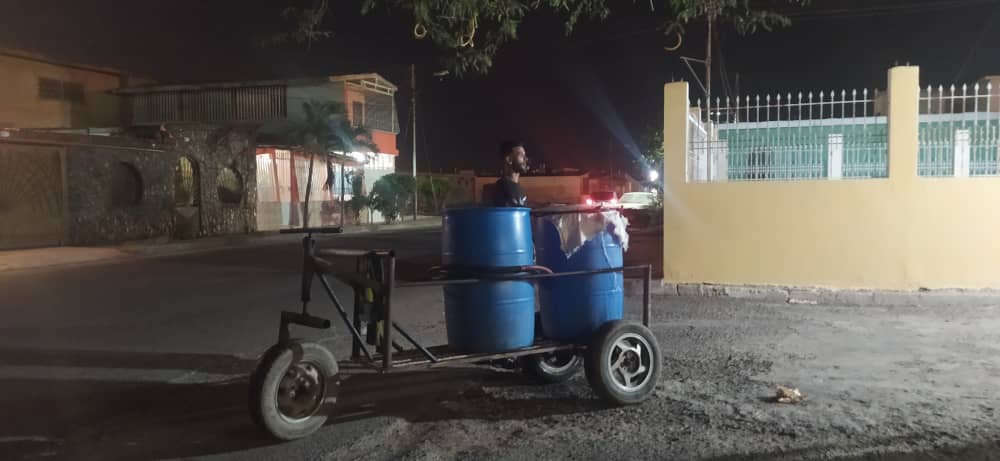 Falcón: Carlos salió a buscar agua porque el servicio no llega a su casa… y terminó en el hospital