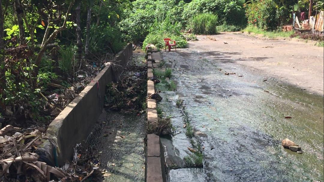 En este sector de San Félix tienen 20 años luchando contra las aguas piches y nadie les “para bo…”