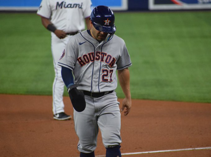 José Altuve se puso a tres hits de los dos mil, pero fue retirado del juego por precaución